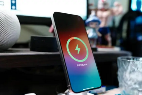 古城苹果15换屏服务分享用什么充电器给iPhone15充电更好 